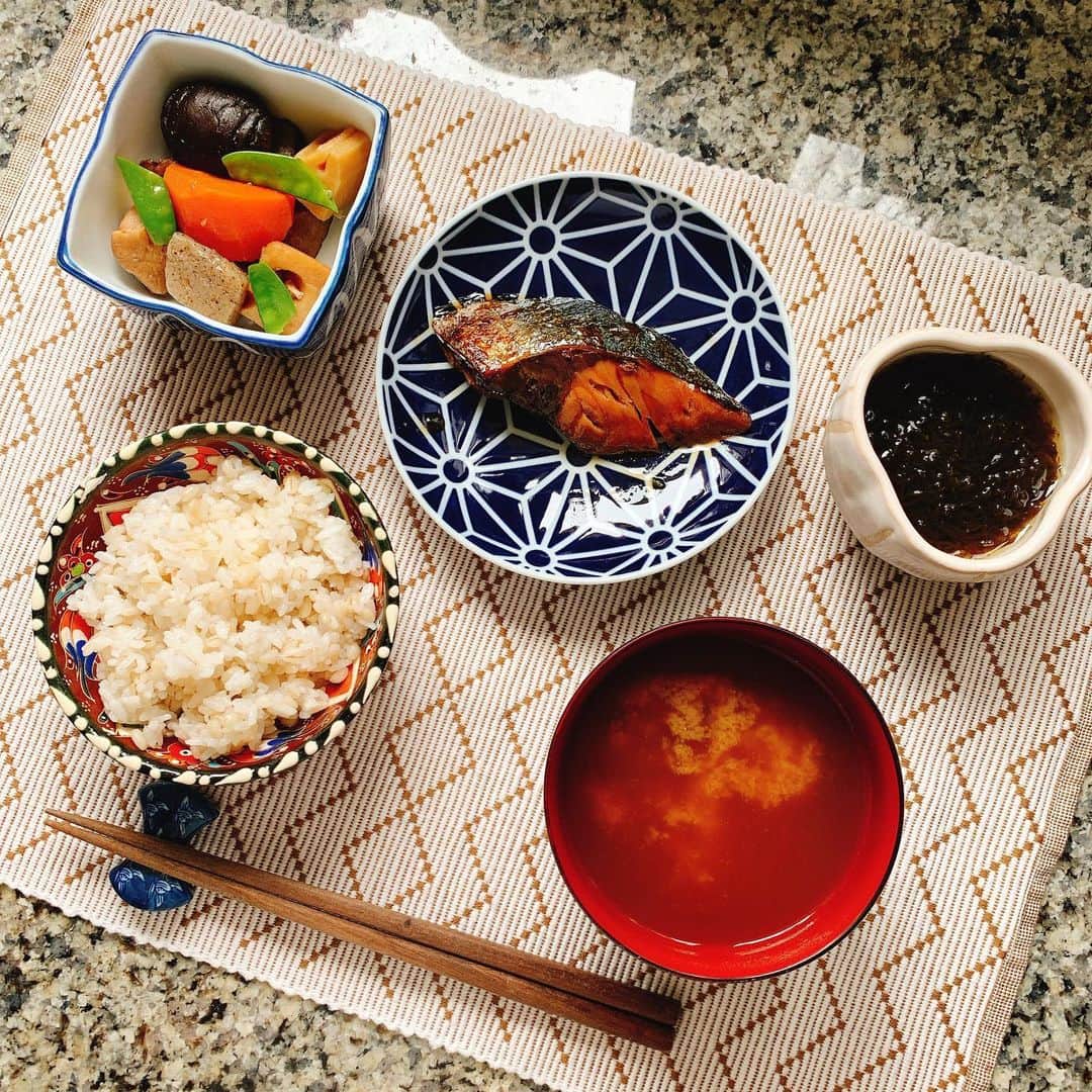 多岐川華子さんのインスタグラム写真 - (多岐川華子Instagram)「本日もTHE和食。今日のお味噌汁はしじみ😊 しじみのお味噌汁といえば、二日酔いに効く！なんてイメージもありますが、それだけではなくて全身の疲労回復、 血圧、血糖値、コレステロール値の減少にも効果があると言われていて✨ 鉄分も含まれているので、貧血気味の方にも👏 . +筑前煮 +ぶりの照り焼き +もずく酢 +もち麦ご飯 +しじみのお味噌汁 . . #food#instafood#japanesefood#cooking#instagood#japan#おうちごはん#家ごはん#ごはん#朝ご飯#昼ごはん#和食#和定食#日本#料理#一汁三菜#食事#バランス#献立#食の大切さ#もち麦ご飯#筑前煮#しじみの味噌汁#お味噌汁#ぶりの照り焼き#もずく酢#ダイエット食#はなこ飯」8月22日 12時03分 - hanako__official