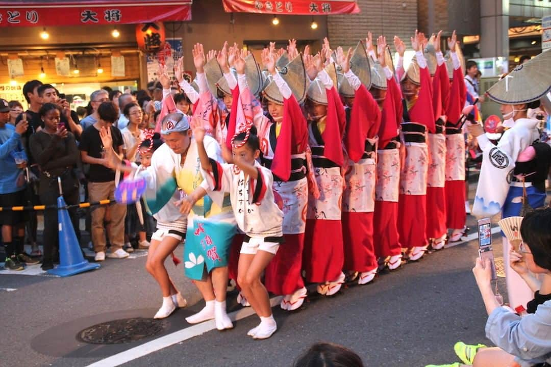 Taiken Japanのインスタグラム：「The Koenji Awa Odori is a summer dance festival and is held annually during the last weekend in August. This year’s festival will be taking place on August 24th and 25th 2019 from 5pm to 8pm. The festival boasts over 10,000 dancers and musicians.⁠ ⠀⠀⠀⠀⠀⠀⠀⠀⠀⁠ Photo credit: George Sampson⁠ ⠀⠀⠀⠀⠀⠀⠀⠀⠀⁠ Read more about this and other Japan destinations & experiences at taiken.co!⁠ ⠀⠀⠀⠀⠀⠀⠀⠀⠀⁠ #awaodori #tokyo #summer #festival #matsuri #koenji #koenjiawaodori #dance #japanesedance #lovejapan #japan #japan🇯🇵 #japantravel #japantravelphoto #japanese #japanlover #japanphotography #traveljapan #visitjapan ##japanlife #travel #travelgram #travelphotography #holiday #roamtheplanet #祭り #夏 #東京 #阿波踊り #高円寺」