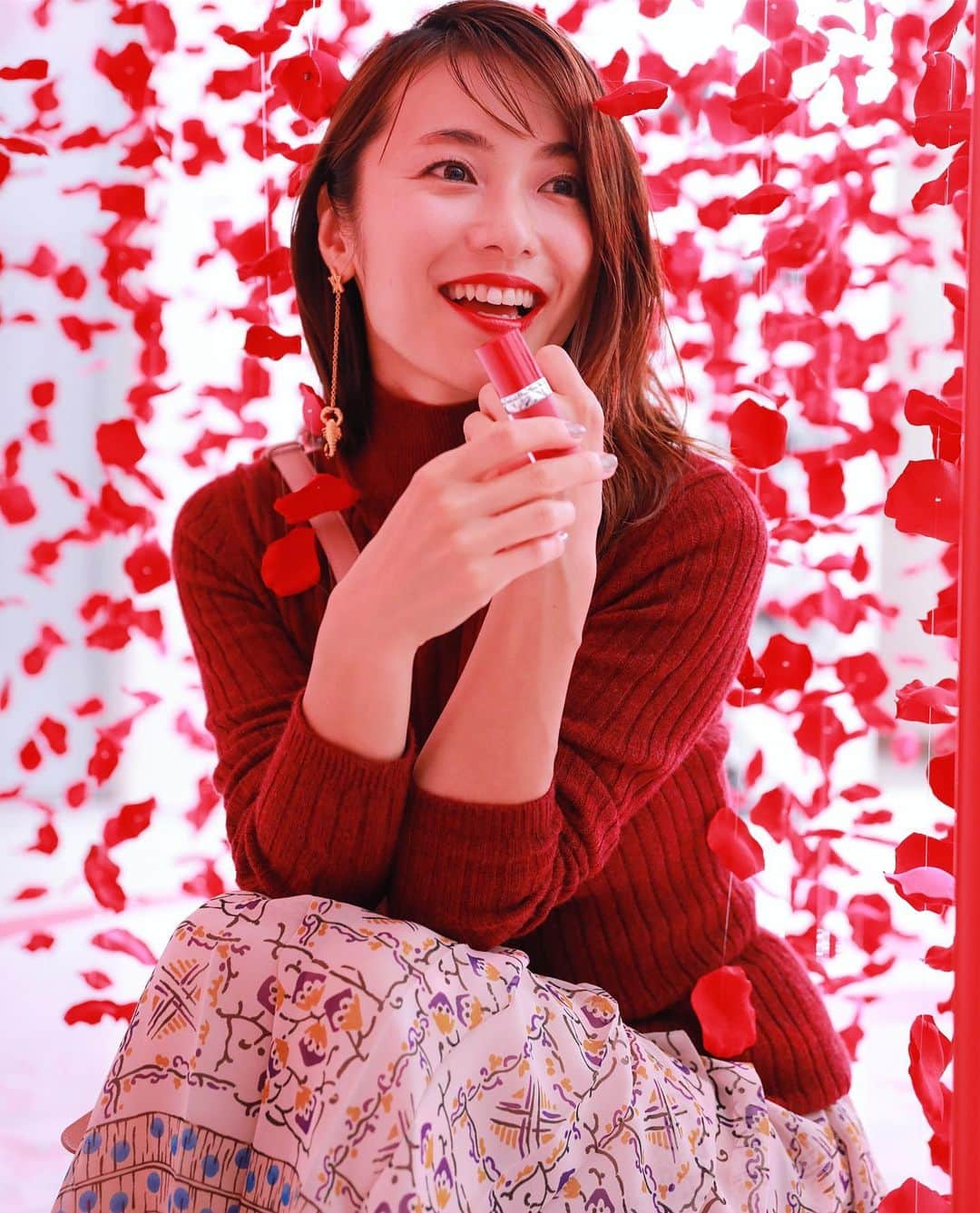 内山理名さんのインスタグラム写真 - (内山理名Instagram)「🌹ROUGE DIOR CARE in Tokyo Special Workshop 2019 Fall Collection.. ・ フラワーアレンジメント 仕上げの薔薇を♡ 大好きな薔薇に囲まれた体験型イベント。赤に包まれた夜でした。薔薇の花びらのように軽く柔らなルージュ。 ・ #rougedior  #rougediorultracareliquid  @dior  @diormakeup」8月22日 12時07分 - rinauchiyama_official