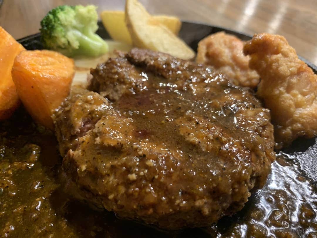 大沢文也のインスタグラム：「うんまッ！！言われて来てみたらメッチャうま！！ここのハンバーグはベスト3に入る！！ 何処かは内緒❤️ #ハンバーグ #隠れ家 #内緒 #秘密 #教えない #meat #グルメ #グルメ好きな人と繋がりたい #東京グルメ #食べスタグラム」