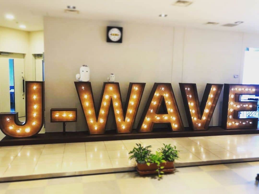 J-WAVEさんのインスタグラム写真 - (J-WAVEInstagram)「J-WAVE LIVE 20th ANNIVERSARY EDITIONの会場にあったフォトスポットがオフィスにやってきました✨✨ ものすごい存在感…‼️ 「W」の文字の上には、ジェイミーが座ってます💓  #jwave #jwavelive #jwavelive20thanniversaryedition」8月22日 12時09分 - jwave813