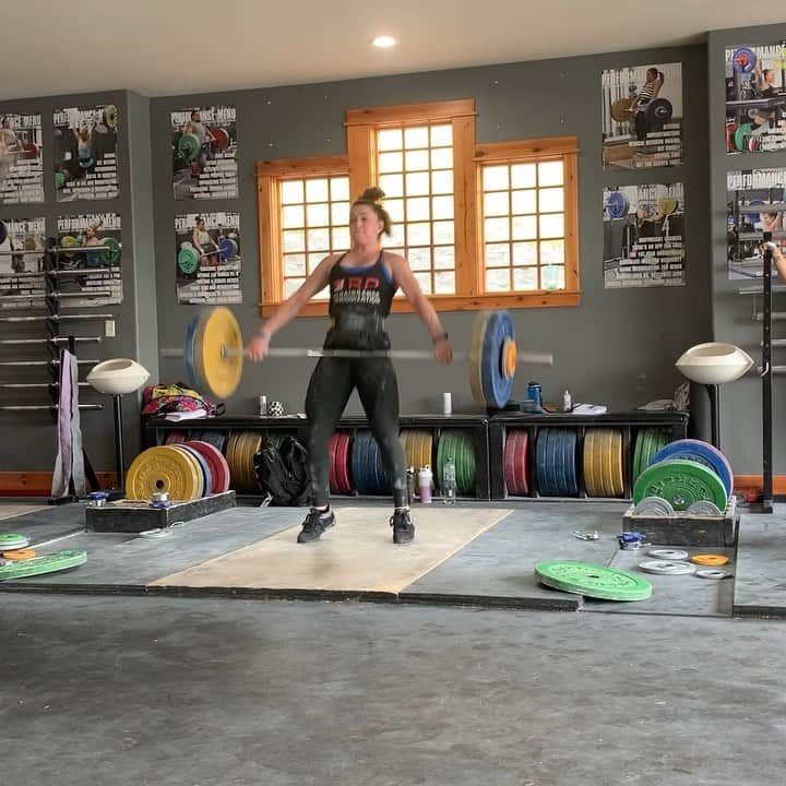 マッティ・ロジャーズのインスタグラム：「Day 2: hopped on the snatch wave train with @sarabeast_ for the morning session of 17(?) sets I think? Had some nice ones, had some not so nice ones, did some things I’m really bad at & learned and overall pumped about it all! Second session of jerk work and squat things aka more pain and suffering BUT IM STRAIGHT UP HAVING A GREAT TIME. Ready for another day tomorrow @rpstrength @romwod @2poodperformance @rehband @catalystathletics @aimees2cents」