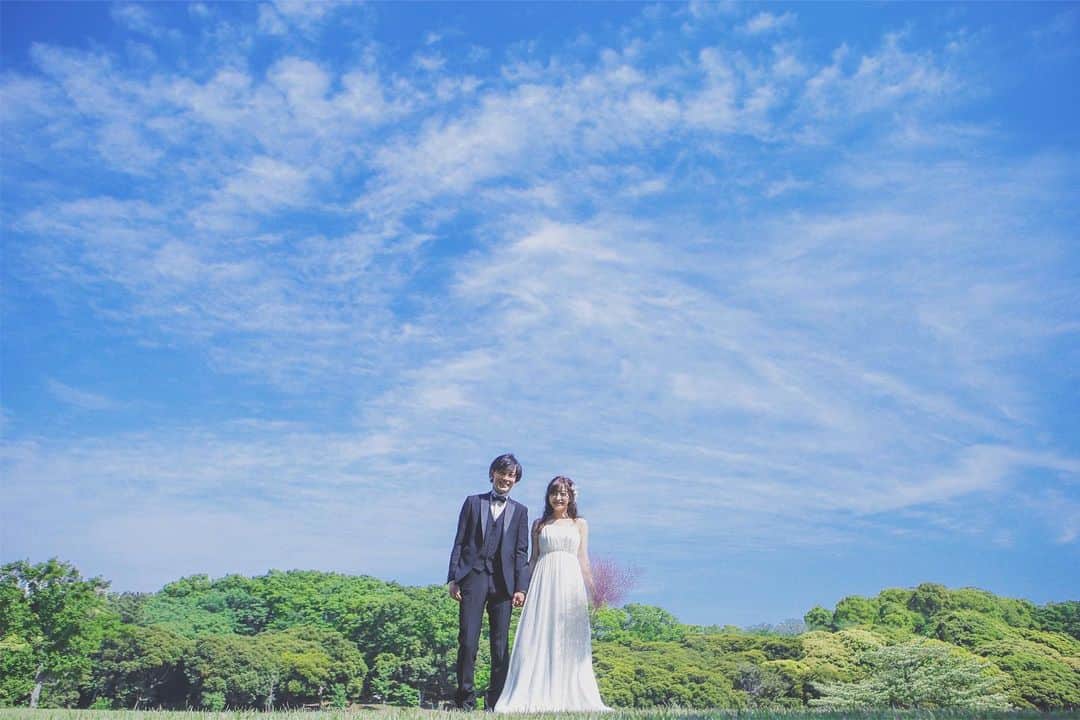 CLAIREのインスタグラム：「どこまでも続く青空と、君と僕。 ・ @clairebridalstudio」