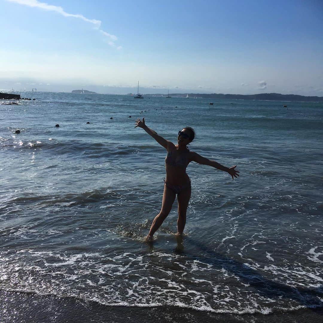 のインスタグラム：「始まり と 終わり。  生 と 死 。  死はまだ経験したことないから、未知の世界。 だからこそ 恐れ があったりするようです。  誰しもが今を重ねて 死 に向かって生きてる。  終わりや死を恐れながら生きるより  儚いこの一瞬一瞬を 自分の大切にしたいことを忘れずに過ごしたい🙏と思う。  そんなことが私の中でリピート🙏😃 今夜は夜ヨガ🌕リラックスヨガ🙏  ブーサングにてお待ちしております💛  今日はスタジオヨギー中目黒とスタジオブーサングにてお待ちしております。  #藤代有希 #ユキ #beachyoga #ヨガ #ヨーガ #yoga #ヨガインストラクター #ボディバランストレーナー #meditation #瞑想 #マインドフルネス #メディテーション #いま #アーシング #海 #森戸海岸 #夏」