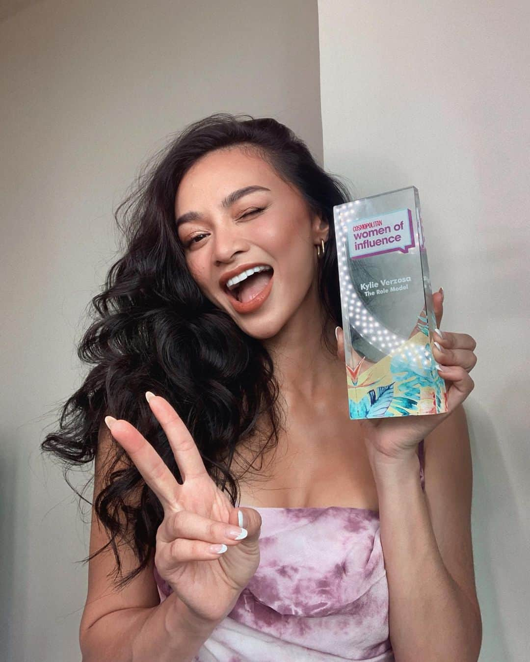 カイリー・バーゾサさんのインスタグラム写真 - (カイリー・バーゾサInstagram)「Such an honor to be awarded “The Role Model” award by Cosmopolitan PH, Women of Influence. For my work with the Mental health community and my organization @mentalhealthmattersph 💜  Thank you so much @cosmopolitan_philippines ILY guys! Keep on inspiring women to be the best of themselves! 💖 #cosmowomenofinfluence」8月22日 12時25分 - kylieverzosa