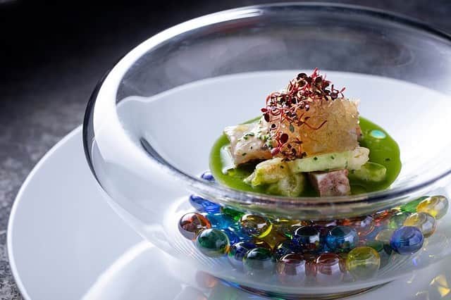 Conrad Tokyoのインスタグラム：「気鋭のシェフ、料理へのあくなき追求とこだわりが織りなす新コースが登場！～日本を代表するソムリエセレクトのワインが、さらなる極上の時間を演出～ http://ow.ly/1Dk950vF80h #コンラッド東京 #ホテル #汐留 #東京 #日本 #新橋 #銀座 #フレンチ #コラージュ #ランチ #ディナー #新メニュー #ワイン #マリアージュ #ペアリング #ConradTokyo #StayInspired #Conrad #hotel #Tokyo #Japan #Shiodome #Shinbashi #Collage #French #new #menu」