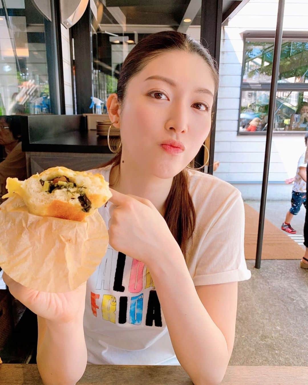 櫻井麻美のインスタグラム：「天気予報で暑さのピークは終わったと聞いて、ちょっと淋しくなる。 ・ #夏の終わり #涼しくて過ごしやすい #それはそれでさみしい #弟にもらったTシャツ」