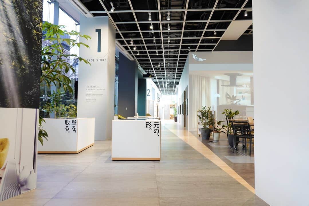 ムクリ［mukuri］さんのインスタグラム写真 - (ムクリ［mukuri］Instagram)「「こんなくらしがしたい」夢や理想を取り入れるだけで違った未来が待っている〜新しいくらしをデザインするTOKYO リノベーション ミュージアムを取材〜﻿ ﻿ 「家に恋する」ほど、素敵な暮らしを見つけて欲しい。﻿ ﻿ TOKYO リノベーション ミュージアムは、具体的な事例やサポートだけでなく、こんな暮らしがしたい、そんな夢を後押ししてくれる場所。﻿ ﻿ 「見て、学び、感じて、ひらめく」﻿ ﻿ まさにコンセプト通り、自分なりの暮らしが見つかる充実した空間です。﻿ ﻿ ﻿ 6月にインスタLIVEを通じて魅力をたっぷりご紹介いたしましたが、おさらいも兼ねて館内をご案内していきます。﻿ ﻿ ご一緒していただいたのは、パナソニックの水口さんです。LIVEにもご出演いただき、TOKYO リノベーション ミュージアムをデザインされた方でもあります（LIVE中のお人柄に惚れ惚れしましたね！）﻿ ﻿ ﻿ パナソニックさんとは8月28日にもコラボLIVEを再び開催します！﻿ ﻿ 昨年誕生したクラフトレーベルを中心にご紹介。﻿ 50～60年代のトラディショナルデザインに加え、なんといっても自由にアレンジ＆カスタマイズできるのも特徴です。﻿ ﻿ 28日ではカスタマイズ（DIY）も実践してみます。ドアを好みの色に塗りますよ〜！﻿ ﻿ 今回も建具専門のアドバイザーの方にも参加いただきますので、普段は聞けないコダワリも伺います♪﻿ ﻿ ﻿ 当日はグランフロント大阪のパナソニックセンター大阪からお届けします♪﻿ ﻿ ご視聴、コメントでの質問お待ちしてます！﻿ ﻿ ——————————————————————﻿ ＼クラフトレーベル写真投稿キャンペーン開催中／﻿ 指定のハッシュタグを付けて投稿しよう！﻿ 詳細は @sumai_panasonic のURLで！﻿ ——————————————————————﻿ ﻿ ▼LIVE詳細﻿ ——————————————————————﻿ 〈日時〉﻿ 2019年8月28日（水）﻿ 12：00〜14：00﻿ ﻿ 〈場所〉﻿ グランフロント大阪/パナソニックセンター大阪﻿ @sumai_panasonic ・﻿ ﻿ 〈出演者〉﻿ @tomooo.25 さん（ゲスト）﻿ @sho.ko_ie さん（ゲスト）﻿ @yuki_00ns さん/ @mukuri_official （編集部）﻿ ﻿ 〈注意事項〉﻿ ●ムクリのインスタグラムフォロワーさん限定公開です﻿ ﻿ ●画面の録画・無断転載はお控えください﻿ 当日はアカウントを非公開にし、訪問する方のプライバシーに最大限配慮しながら撮影をいたします。画面の録画、無断転載はお控えいただけますようお願い申し上げます。﻿ ——————————————————————﻿ ﻿ ▶詳細はプロフィールのURLよりご覧ください﻿ プロフィールはこちらから﻿ @mukuri_official ・﻿ ﻿ ﻿ ［SPONSORED by Panasonic］﻿ ﻿ ﻿ #DIY #DIY女子 #instadiy #リノベーション #リノベ #パナソニック #建具 #ペンキ塗り #マンションリノベーション #カフェ風インテリア #キッチン #リビング #ダイニング #マンションインテリア #中古マンション #建売住宅 #賃貸インテリア #新築 #マイホーム #マイホーム計画 #家 #おうち #家づくり #renovation #北欧インテリア #マンション暮らし #賃貸暮らし #くらしの編集 #暮らしを楽しむ #ムクリ ﻿」8月22日 12時32分 - mukuri_official