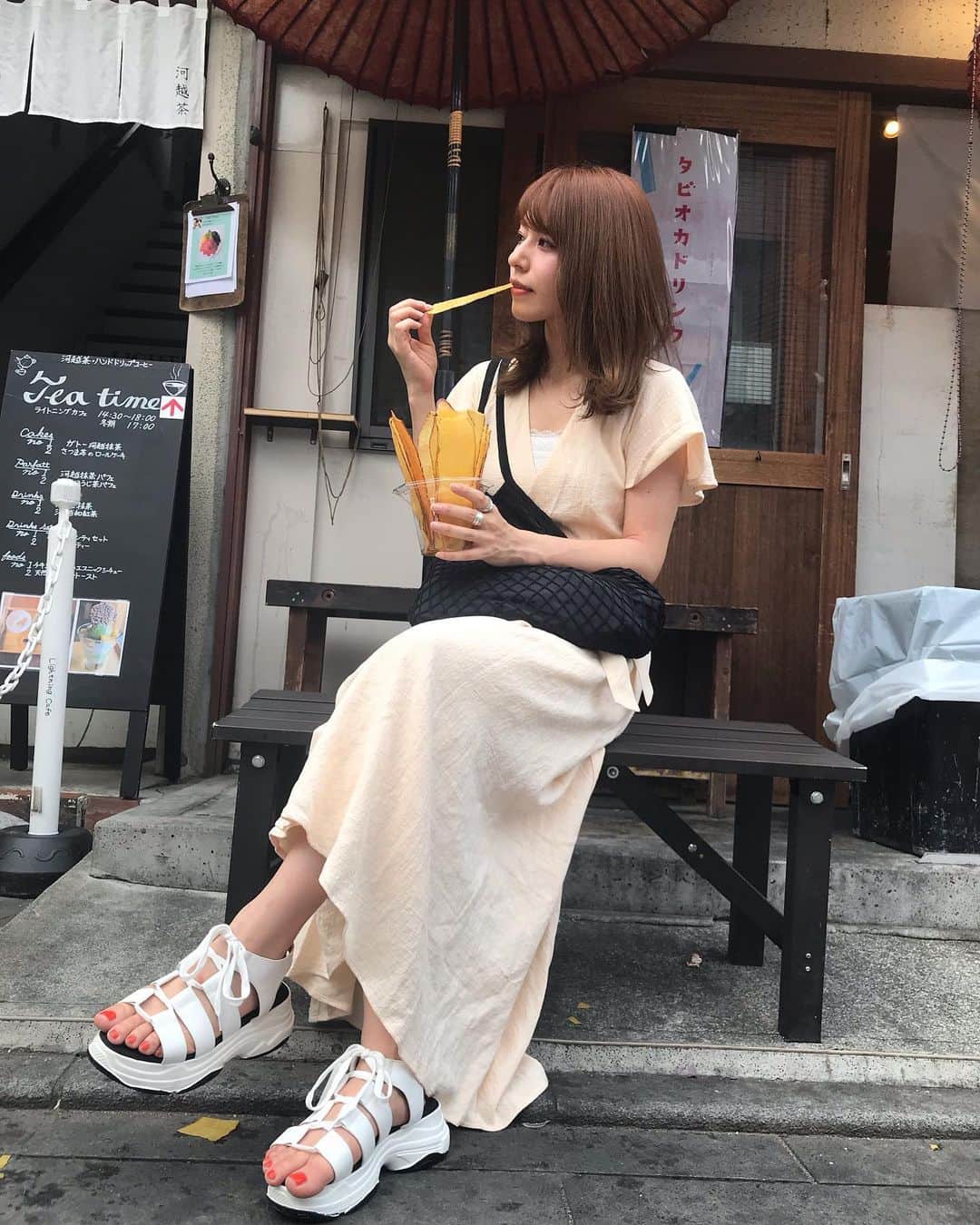 諸塚香奈実のインスタグラム：「. 川越の風情ある町並み大好きです。 ずっと行きたかった氷川神社の風鈴もとても綺麗でした。  川越で食べ歩き。 芋けんぴとお団子と焼き鳥とCOEDOビール。幸せ。 #小江戸川越  #川越 #氷川神社 #スタバがおしゃれすぎでした #また行きたい ☺️☺️」