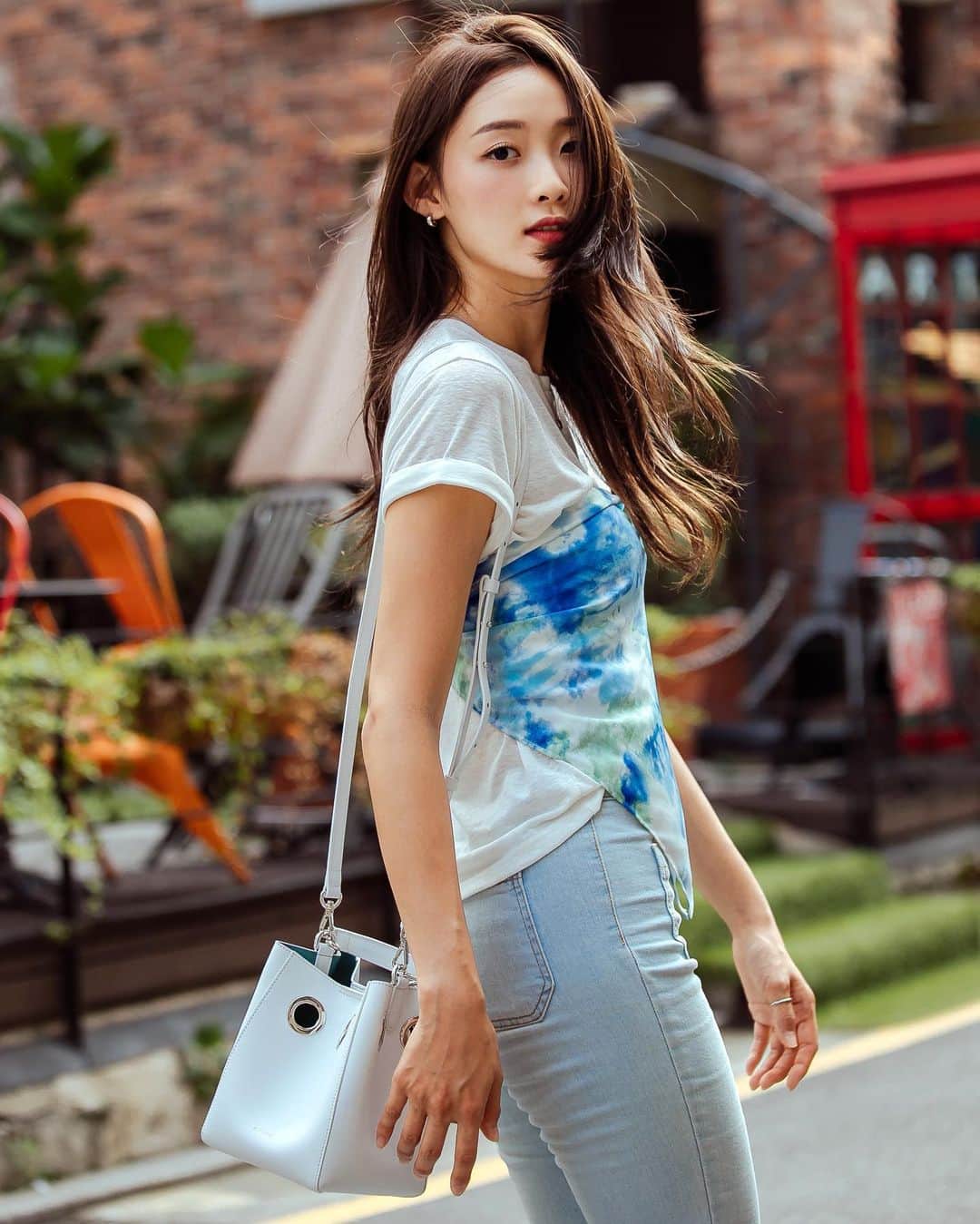 가로수길 , Seoulのインスタグラム：「Seoul Street Fashion Style Thx @j876my 😆🔥 모델 젤라비와 돋보이는 가방 . . #写真 #outfitideas #styleoftheday #ファッション #フォトグラファー #instafashion #파리 #東京 #서울패션위크 #sfw #오오티디 #nyc #koreafashion #패션그램 #womenswear #nyfw #데일리그램 #outfit #ootd #street #streetfashion #streetphoto #가로수길 #이태원 #사진 #스트릿패션 #모델 #wiwt #nyfw #pfw」