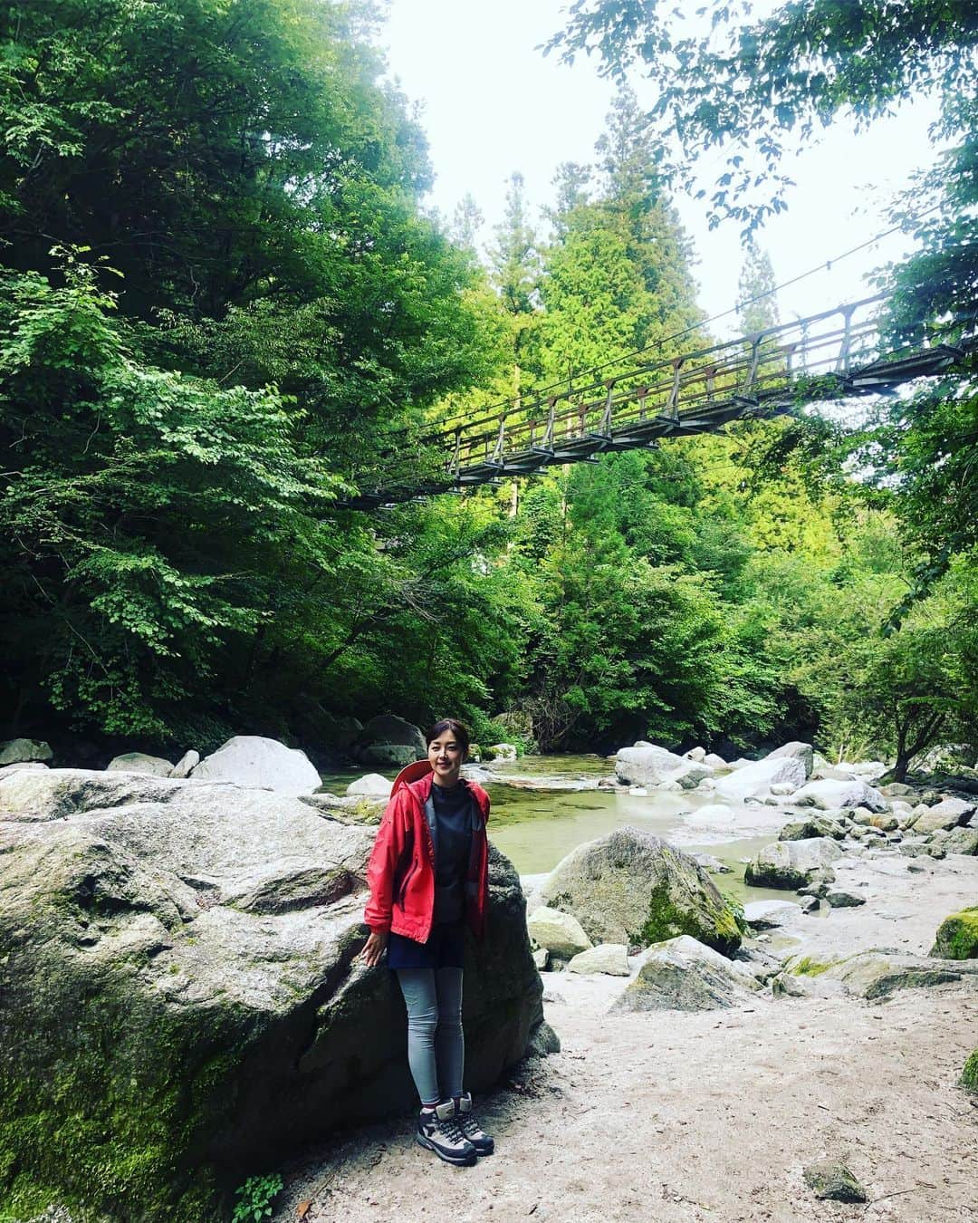 笛木優子のインスタグラム：「旅行に来ましたと言いたいところですが、ドラマ撮影です🍃 自然の素晴らしいとこでした😊 #山梨#白州町#尾白川渓谷」