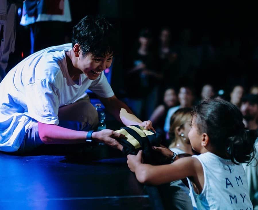ショーン・エバリストのインスタグラム：「These photos mean a lot to me, beyond the obvious...what I see in this first photo is the passing of dance down through generations. @seanlew was that young kid, taking class @movement.lifestyle same as young @aris_negoita here @fairplaydancecamp ✨How awesome it is to see @seanlew do his thing, to witness him from then to now is beautiful man. I also see the passing of a piece of me, this idea from my head, compressed into a logo that represents the philosophy that this movement is our lifestyle. Just wow🤯 The journey is amazing man <<< swipe to see young Sean at the first mL studio and a few Shaun x Sean things 👊🏽 . . . @seanlew today was fun bro🙏🏽😌 hyped on it.🕺🏻”S[ean]haun Squared” 🤓 haha」