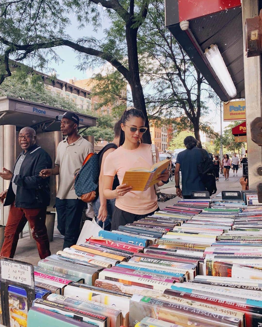 Kim Chiuさんのインスタグラム写真 - (Kim ChiuInstagram)「“there is no such thing as you hate reading, its just that you haven’t found the right book for you.” 📚📚📚 . . . books for sale on the side street of nyc!!! how cool is that?!!😍. #Chiurista」8月22日 12時51分 - chinitaprincess