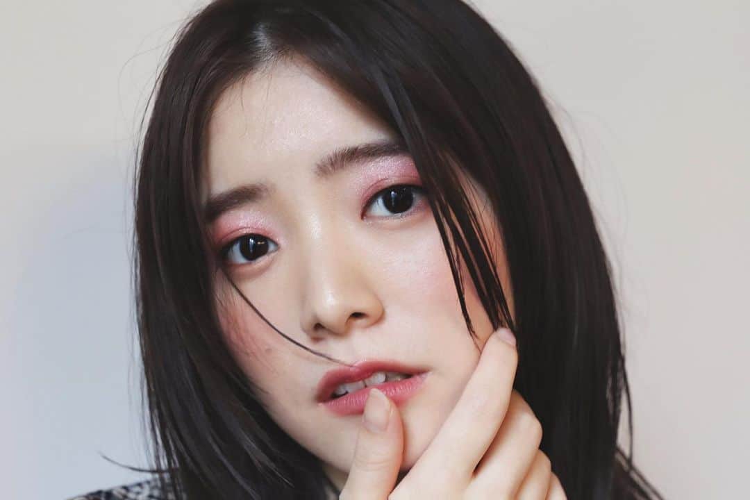 渡部幸也のインスタグラム：「昨日はサロンはお休みいただいてましたが、朝からヘアメイクのお仕事に行ってきました💄 凄く広いスタジオ、たくさんのスタッフさん達と終日撮影させてもらえて、何回もご一緒させていただいてる方達で、かなり順調な進み具合で進行しました✨ やはりプロフェッショナルな方々とお仕事させてもらうのは刺激ももらえますし、本当に有難いです😊 そして本日からまたサロンで美容師してますので、皆様からのご予約もお待ちしています✂︎ よろしくお願いします🙇😊🙇 #ヘアスタイル #ヘア #髪型 #ヘアカタログ #ヘアセット #ヘアアレンジ #パーマ #カラー #ヘアカラー #hair #恵比寿美容院 #代官山美容室 #代官山美容院 #美容学生 #サロン #中目黒美容室 #中目黒美容院 #恵比寿美容室 #サロンモデル #中目黒ランチ #恵比寿ランチ #hpb_hair #中目黒 #代官山 #恵比寿 #渋谷 #ar_magazine #murua #emoda #amerivintage」