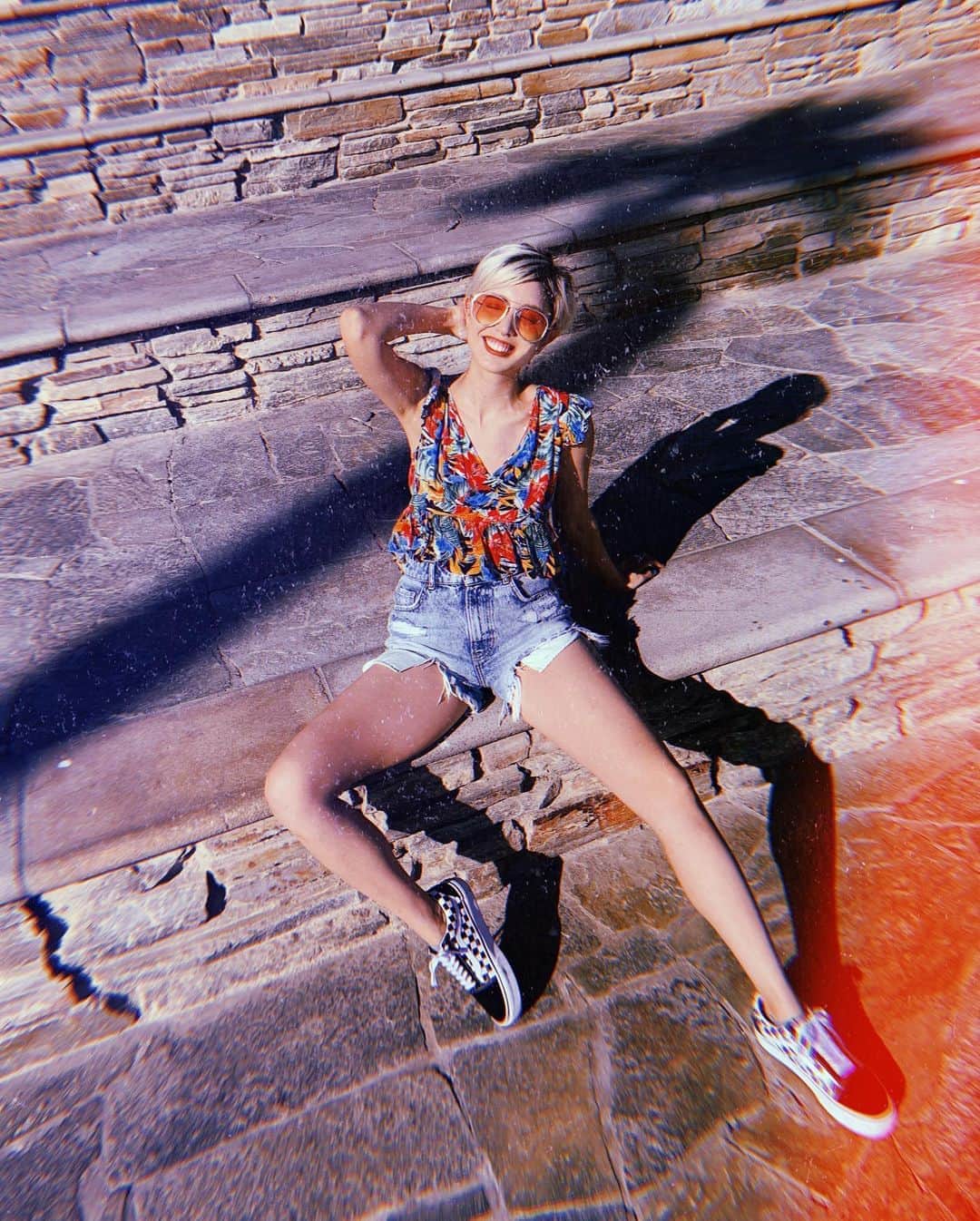 のインスタグラム：「I flew into California sick, had to cancel plans and stay in a few days, then I got pink eye and had to cancel more plans and I’m thinking “Whyyyyy???” Then I got over it in 2 minutes because it meant I got to chill tf out and I probably needed that. And maybe I need to come back home more often because this is my happy place ❤️ #homesweethome」
