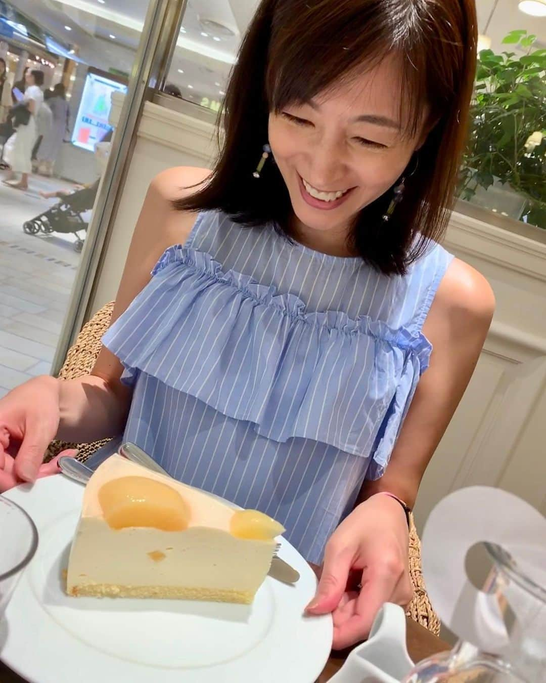 青山倫子さんのインスタグラム写真 - (青山倫子Instagram)「また食べたいなぁ。 冷たくってフルーティーで甘〜いババロアが 口の中でぞわわっって溶けていく感じ。 最高〜✨ #青山倫子 #ケーキ #ババロアってところが #今の気分 #ずっと食べていたい #あまりの大きさに嬉しくって踊っちゃった #改行がうまくできないな #読みにくくてごめんなさい」8月22日 13時08分 - noriko_aoyama1229