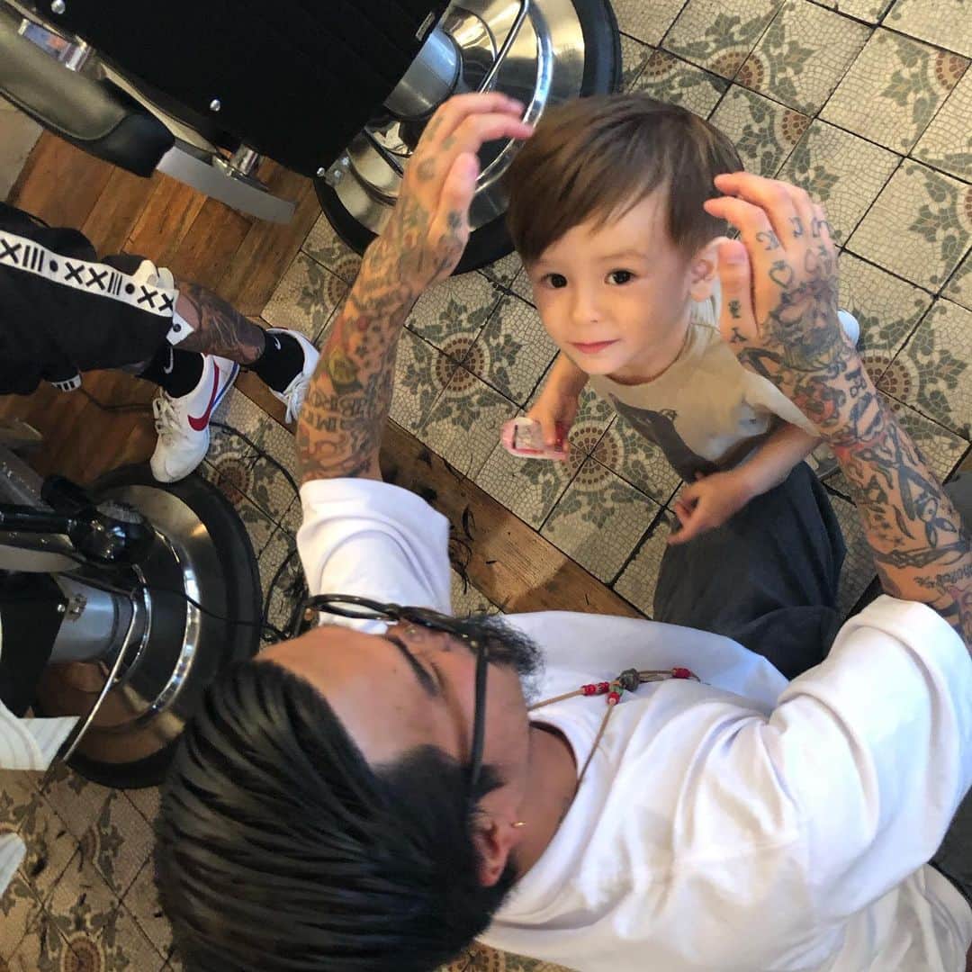 のインスタグラム：「僕  髪さっぱり。 @mr.brothers_cutclub  わたしもさっぱりするために こちら、 @estandard.official シャンプー／トリートメント 愛用中。 この上なく さっーーぱりスッキリ感半端ないです。 日焼けしてしまう髪の毛の紫外線ケアがしっかりできて心からオススメです。 この季節にぴったり。」