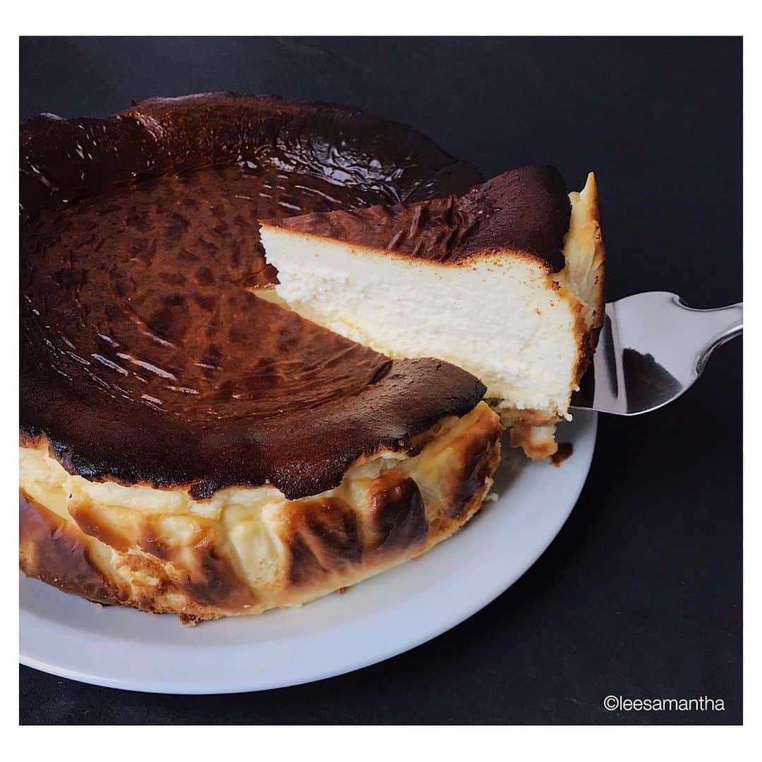Samantha Leeのインスタグラム：「Basque Burnt Cheesecake is breaking all the rules- burnt, crack but still oh-so-yummy🤤🤤🤤! #leesamantha」
