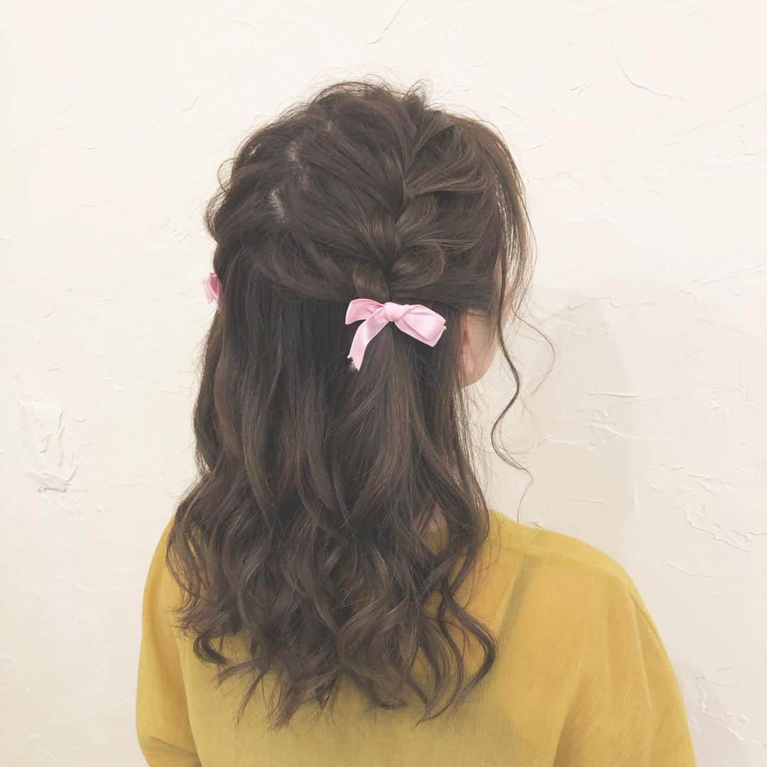 梅田ナチュラルセットサロンRiccoさんのインスタグラム写真 - (梅田ナチュラルセットサロンRiccoInstagram)「コンサートなどのLIVEヘアなどでもたくさんのお客様にご利用いただいています ☺︎ ・ ハーフツイン人気ですね 🎀🎀 ・ #hairset#hairmake#hairarrangement#handmade#梅田ヘアセット#セットサロン#ハンドメイド#オーダーメイド#パーティーヘア#ブライダルヘア#ドライフラワー#結婚式#ヘアメ#カジュアルアレンジ#リボンヘア#ヘアメ#カジュアルセット#ジャニーズヘアメ#量産型ヲタク#ジャニーズ #花火大会#花火 #浴衣 #浴衣ヘア #夏祭り #ドライフラワーヘアアレンジ#キンプリ #嵐 #ライブヘアセット」8月22日 13時16分 - hair_make_ricco