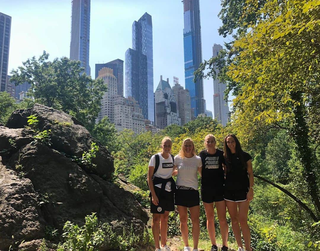 ジェンマ・ボナーのインスタグラム：「What an experience with @puma out in New York ... thanks for having us @refinery29 + @onherturf 🤙🏼」