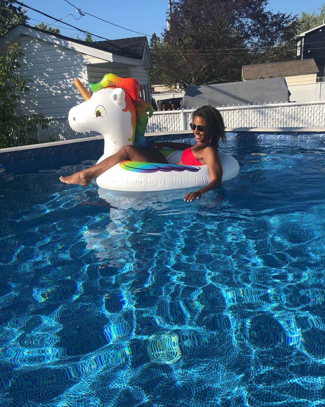 ジェニファー・アビルさんのインスタグラム写真 - (ジェニファー・アビルInstagram)「Je profite de mes derniers jours de mon 27e  été ☀️🦄 . . #summer #goodvibes #pool #bikini #water #tan #family #vacation」8月22日 4時20分 - jennabel91