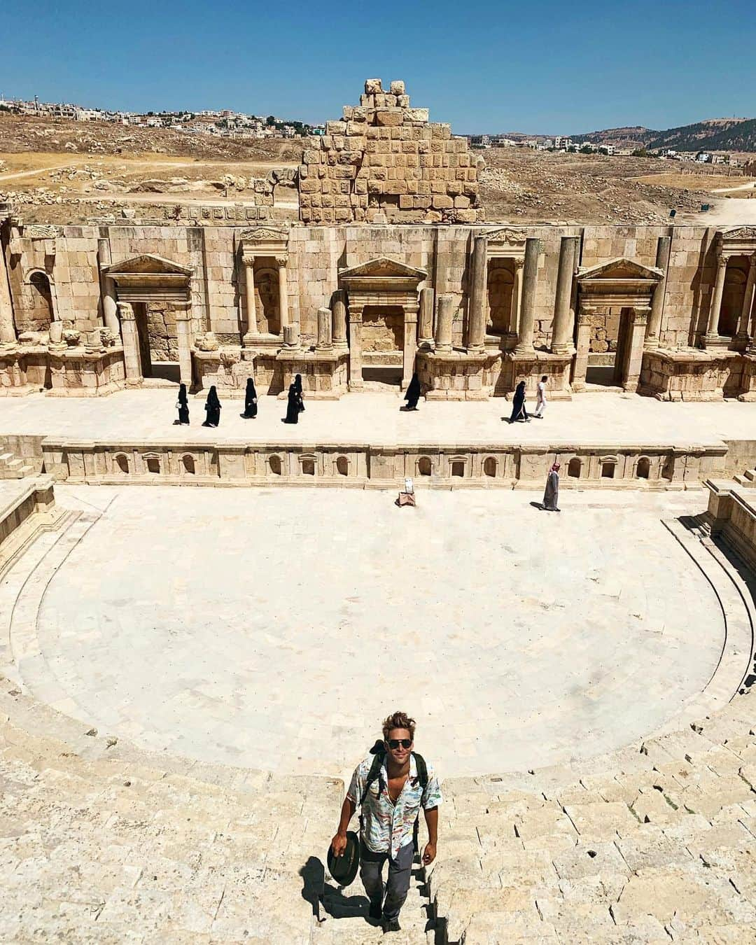 ジョン・コルタジャレナさんのインスタグラム写真 - (ジョン・コルタジャレナInstagram)「Today i visited the Roman theatre in #Jerash. It was amazing to see that two thousand years ago entertainment was still at the centre of society. Making people laugh and cry did, and still does, bring people together. I suppose even though the world has changed a lot since 165 aC, we are basically still the same... wanting to be moved to feel something. Any suggestions while I’m in Jordan?  #livetheatre #jordan」8月22日 4時29分 - jonkortajarena