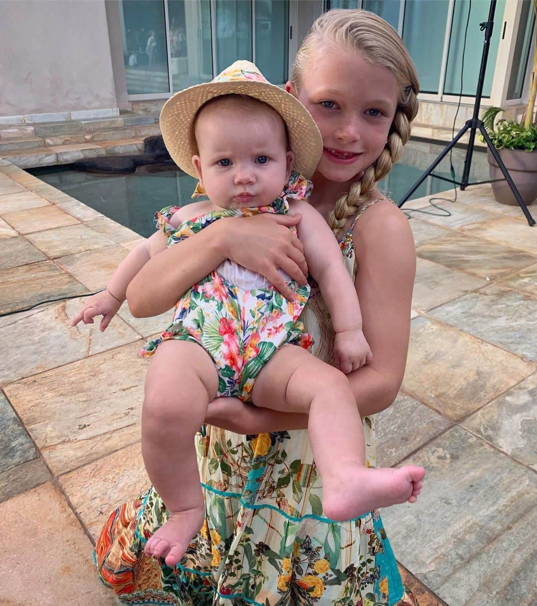 ジェシカ・シンプソンさんのインスタグラム写真 - (ジェシカ・シンプソンInstagram)「Aloha from my girls 🌺 #MAXIDREW #BIRDIEMAE」8月22日 4時44分 - jessicasimpson