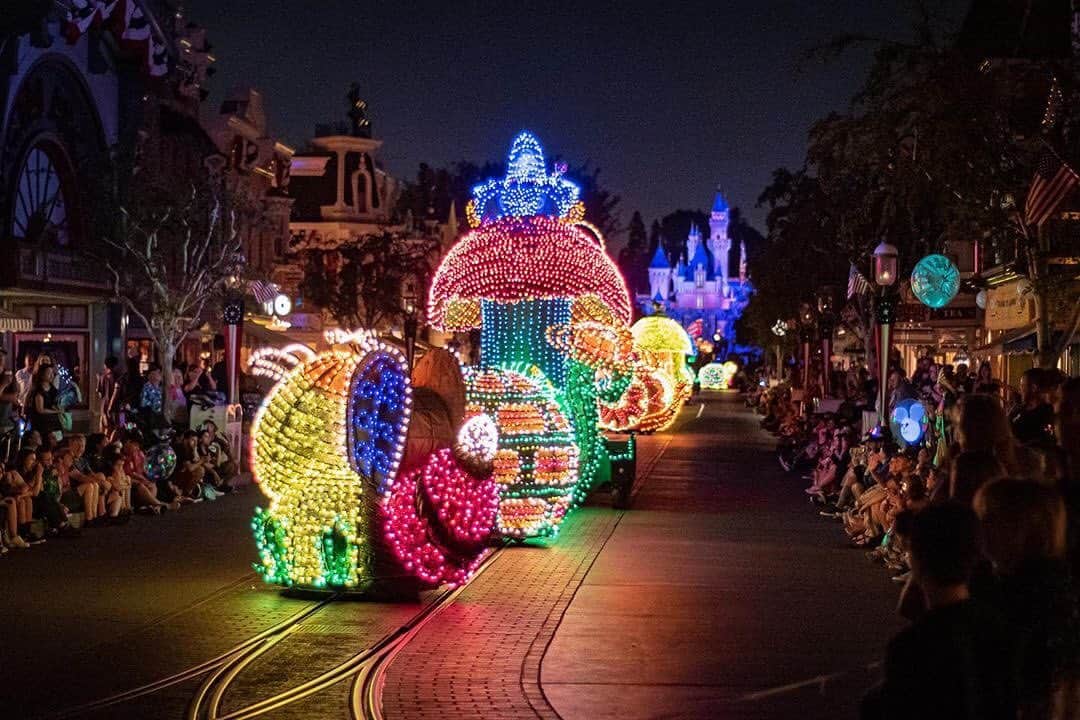 ディズニーランドさんのインスタグラム写真 - (ディズニーランドInstagram)「Ladies and gentlemen, boys and girls, #Disneyland proudly presents The Main Street Electrical Parade! 🐌🍄🐉 . 📸: @sammylandadventures」8月22日 4時56分 - disneyland