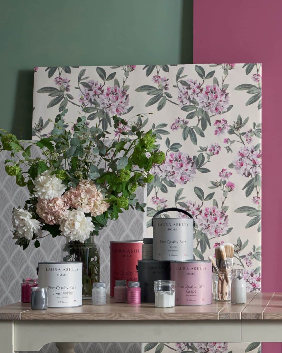 ローラアシュレイのインスタグラム：「What's a bank holiday without a spot of decorating? Head into store tomorrow and enjoy 40% Off Everything, plus the first 50 customers to spend over £100 will receive an exclusive free bag!* T&Cs apply.」