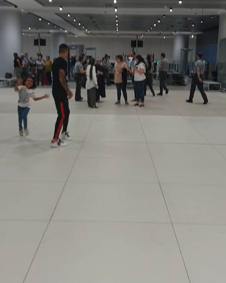 ミゲル・ロペスのインスタグラム：「Chegaram os meus amores! O amor que tenho por vocês  é o maior e mais profundo de todos. Por vocês eu dou a minha vida! Que saudades eu tinha vossas! AMO-VOS MUITO ❤😍🙏🏻 PS: Quando não deixam o di passar para vir a correr para o pai 🤦🏻‍♂️ meu chorão. #familiaetudo #amoreterno #unidosparasempre」