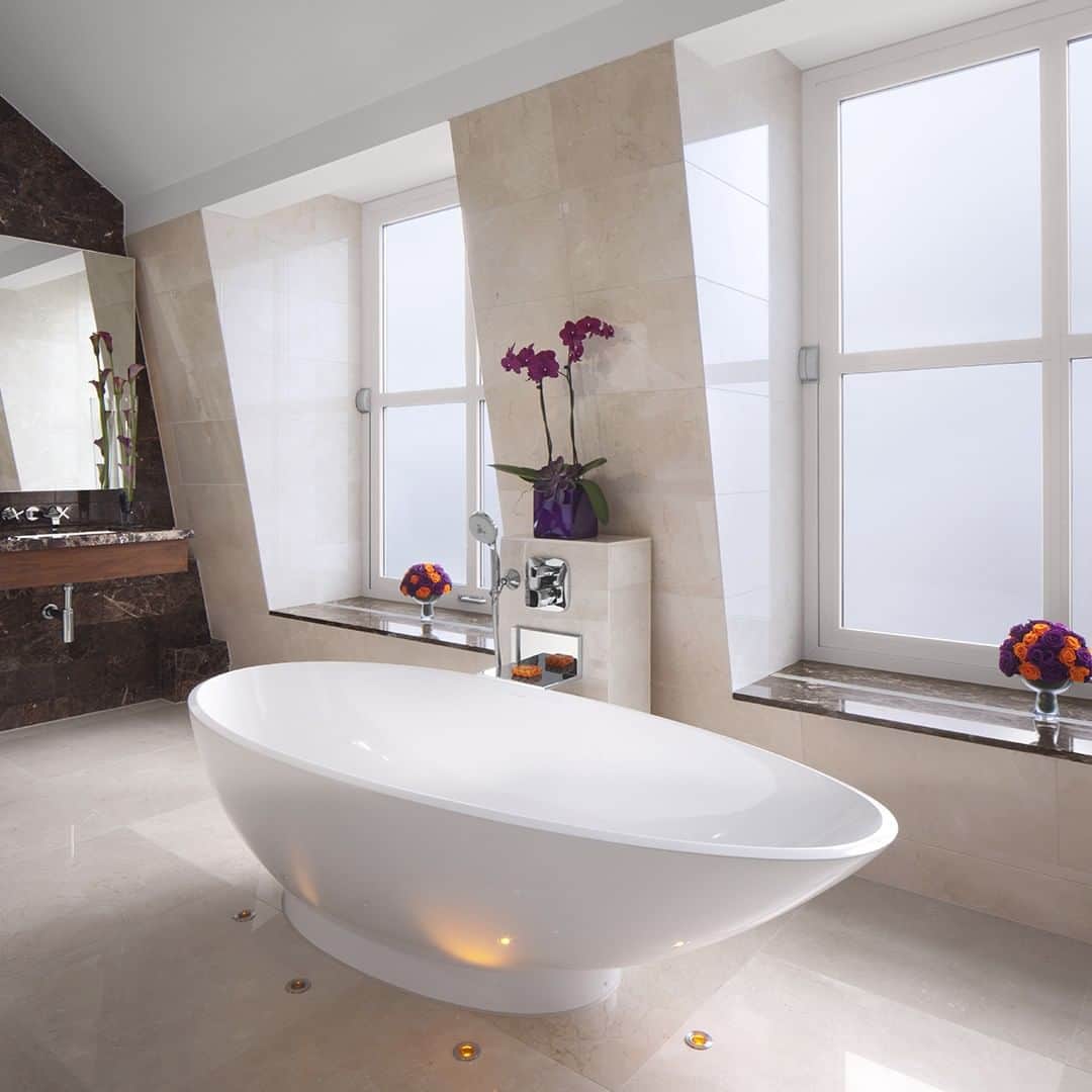 Conrad Hotelsのインスタグラム：「From breakfast in bed to a bubble bath in a marble tub, @conradlondonsj is your home in the heart of the city. #StayInspired」