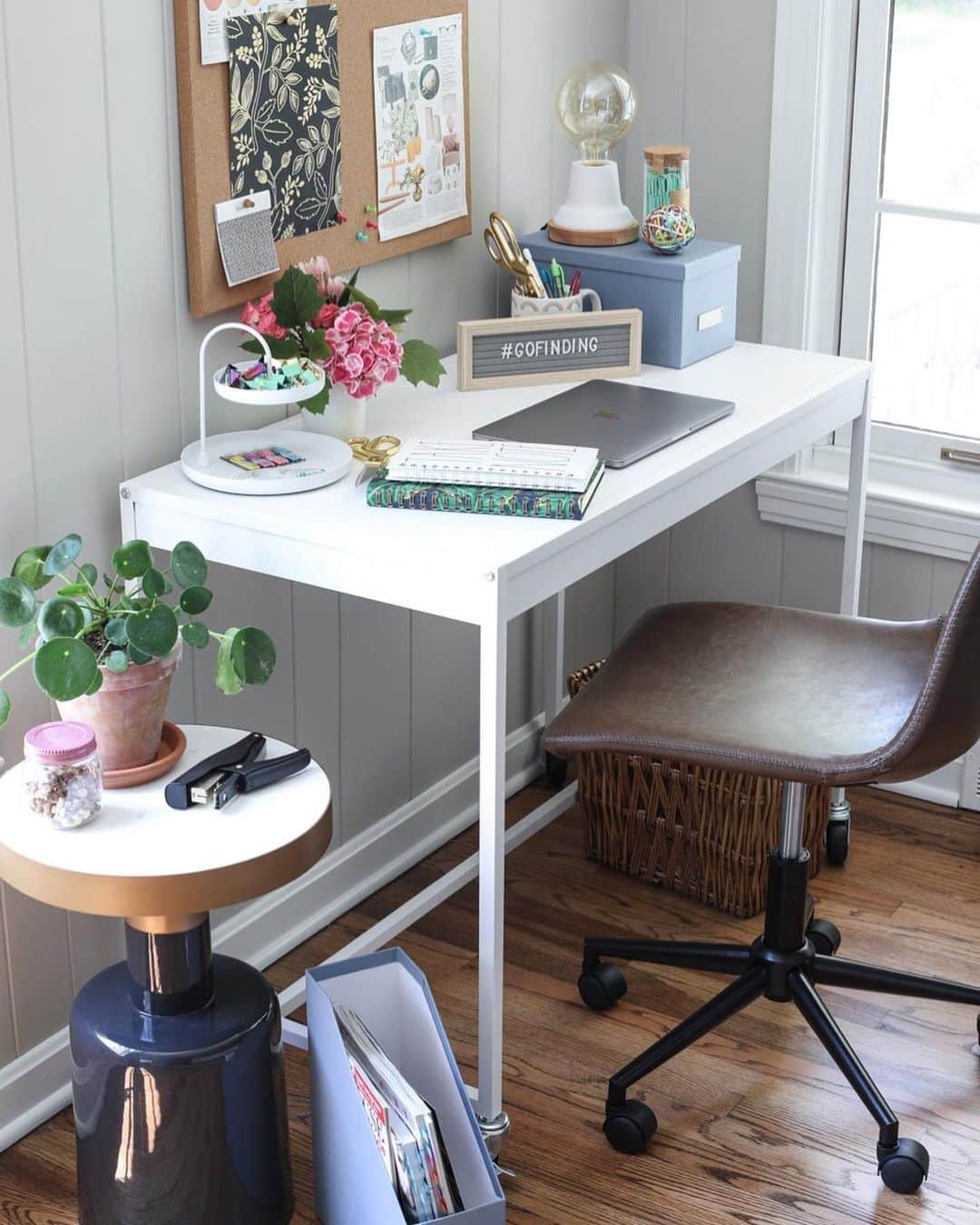 HomeGoodsさんのインスタグラム写真 - (HomeGoodsInstagram)「Short on office space? No problem! @inspiredbycharm shares how to give your small space big style. Take a look at our blog (link in bio) for all of his tips and tricks. #HGPartner #HGBlogger #GoFinding」8月22日 5時59分 - homegoods
