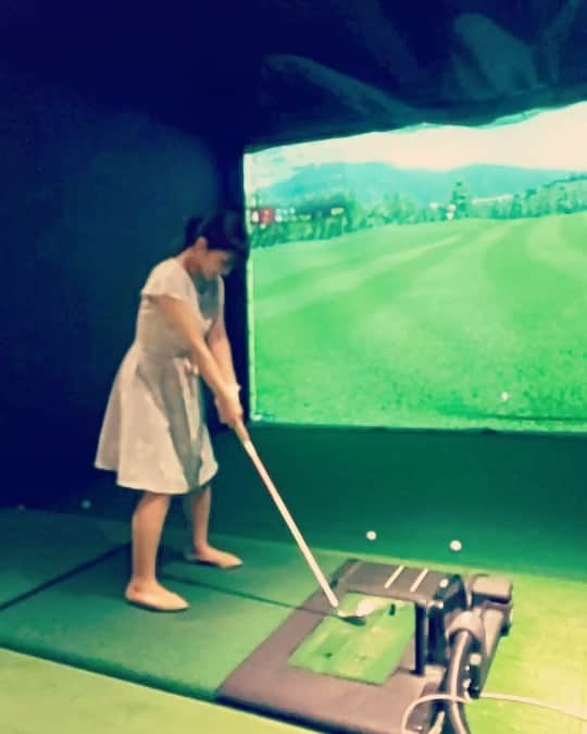 のインスタグラム：「人生初ゴルフ⛳️🏌️‍♀️ スーパー下手っぴだけど 楽しかった〜🏌️‍♀️🏌️‍♀️🏌️‍♀️🏌️‍♀️ 沢山泣いていたけれど 最後は笑った日でした。  周りの人に感謝✨  #ゴルフ #ゴルフクラブ」