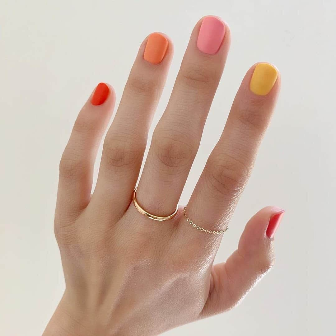 ELLE Magazineさんのインスタグラム写真 - (ELLE MagazineInstagram)「The Skittles manicure is the new nail trend taking over your Instagram feed and it’s super easy to DIY. Link in bio 💅 🌈 #regram @betina_goldstein」8月22日 6時29分 - elleusa