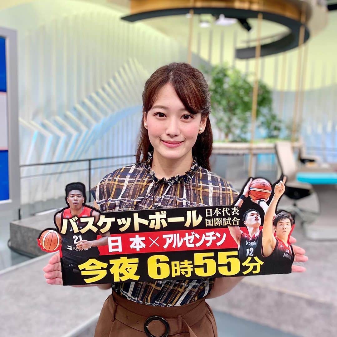 のインスタグラム：「. おはようございます☀ 今日も早朝から番組を ご覧頂きありがとうございます😊. . 今朝はインドの国営企業の民営化について 清水キャスターに解説して頂きました✍️. . そして今夜はBSテレ東で 男子バスケ日本vsアルゼンチン！🏀 甲子園の決勝もみたいし楽しみな１日✨ あ〜夏が終わってしまう。 寂しいなぁ🎐💦 衣装はすっかり秋めいている🍁 . . #BSテレ東#早起き日経プラスft  #日本経済新聞#アカツキファイブ#バスケットボール  #甲子園決勝#夏も終わりに近づいてきたね  #残りも楽しもう💓  #秋コーデ #須貝茉彩」