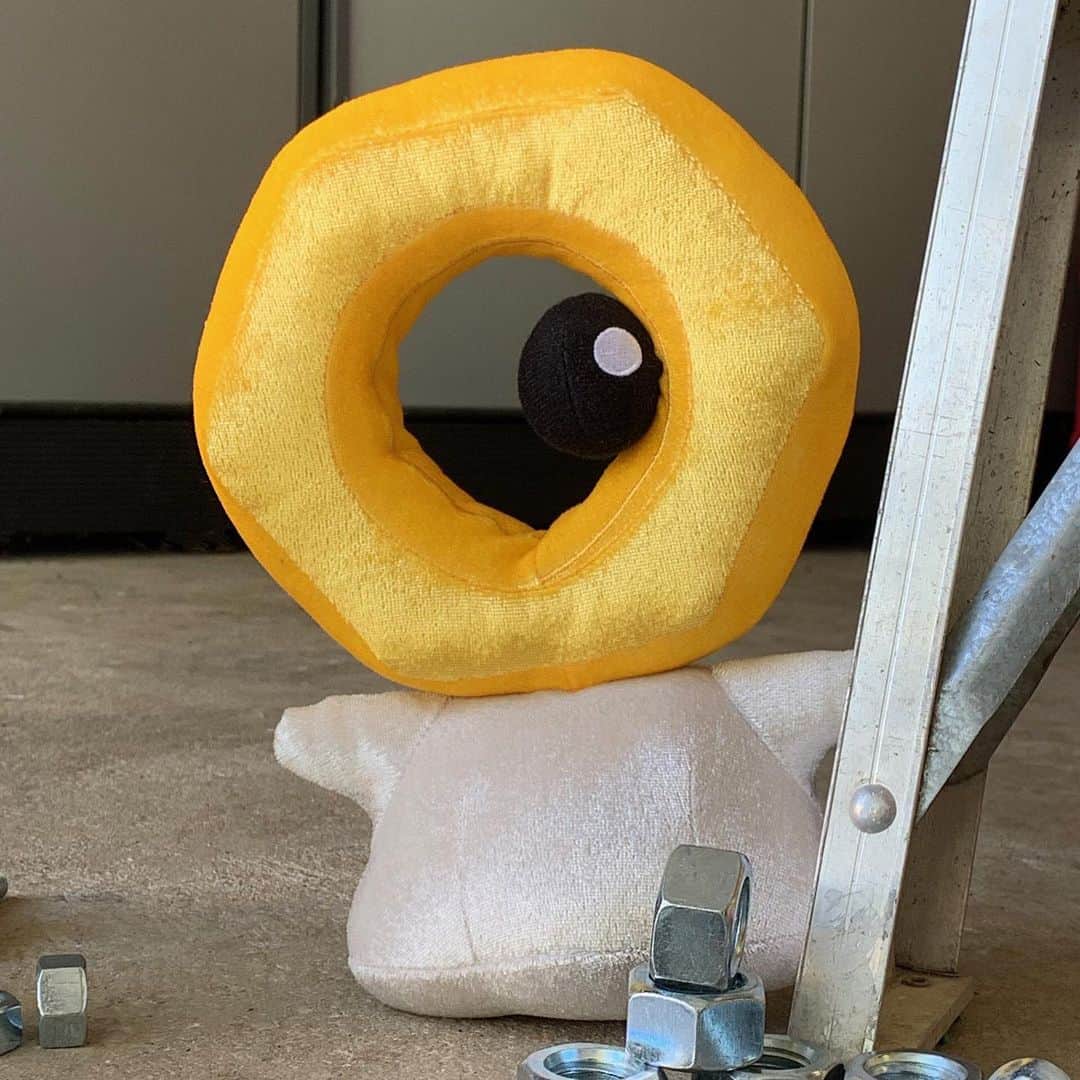 Pokémonさんのインスタグラム写真 - (PokémonInstagram)「Hide your silverware, US Trainers—Meltan is moving in! 🔩 Make friends with this Mythical Pokémon (and Melmetal too) over at the #PokemonCenter—tap the link in our bio!」8月22日 6時27分 - pokemon
