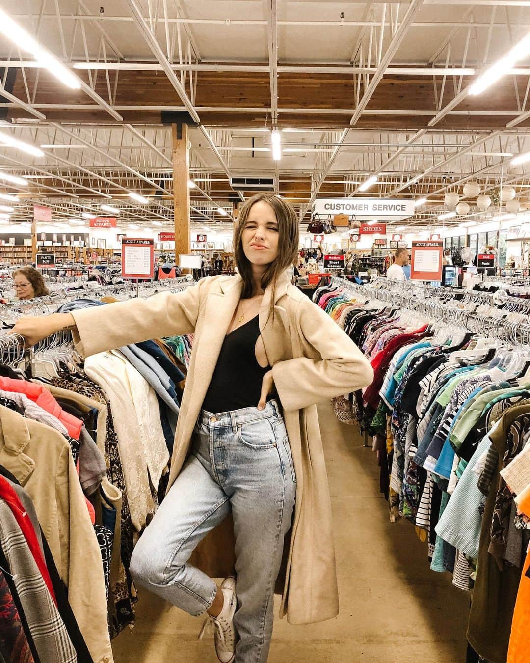 Acacia Brinleyさんのインスタグラム写真 - (Acacia BrinleyInstagram)「Thrifting date with my boo last night. Going to film a haul with him real soon 💛」8月22日 6時28分 - acaciakersey