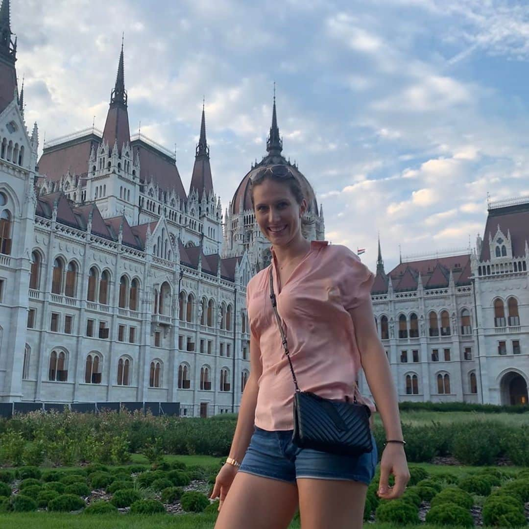 ポリーナ・ラヒモワさんのインスタグラム写真 - (ポリーナ・ラヒモワInstagram)「Hungary welcomed ! 🇭🇺 💐🌆#EURO2019 #volleyball #polinarahimova #european #championship」8月22日 6時33分 - polina_rahimova