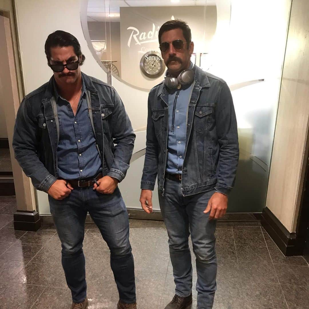 アーロン・ロジャースさんのインスタグラム写真 - (アーロン・ロジャースInstagram)「Hello Canada 🇨🇦 great to see you again 👊🏼 #winnipeg #twins #denim #ondenim #bolotie #swag # @danvitale40 @therealcabbie @officialsamelliott」8月22日 6時33分 - aaronrodgers12