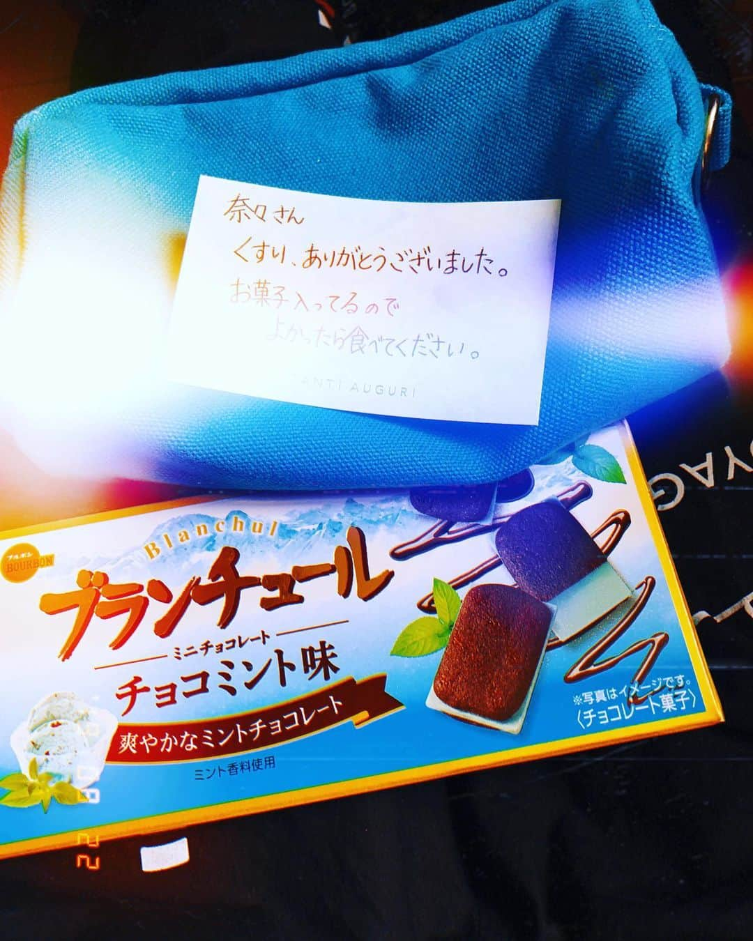 岡田奈々さんのインスタグラム写真 - (岡田奈々Instagram)「😭😭😭😭😭😭 チーム４ライブのリハーサル期間  ヒカちゃんが 風邪を引いていて のど飴とか クスリを詰め込んだ ポーチを渡していたのだけど … コンサート終えて そのポーチが 帰ってきて 中身を開けた時の感動と衝撃 。 あぁ愛しすぎた … だいすきよ … ほんとに … 😢 入ってたメッセージと チョコミントの御菓子 大事にするね 。🌼👗 … ! にしても … ! 字綺麗ね 😭💞 あたたかい気持ちのまま アジアフェスティバル  いってまいります 〜 !!! 🐼  #平野ひかる #娘 #愛しい #可愛い #大好き」8月22日 6時55分 - okada7_akb48_stu48