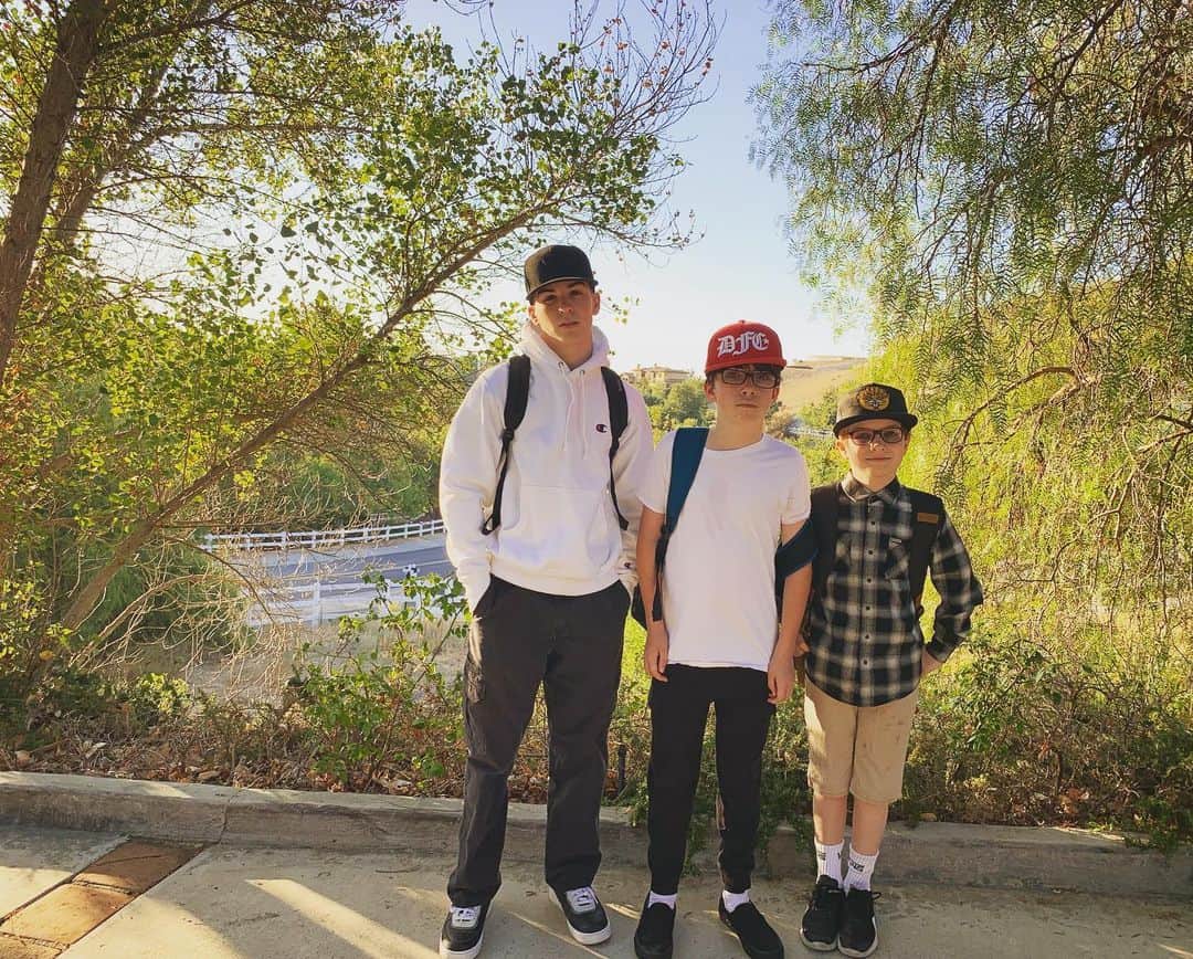 ホリー・マリー・コームズのインスタグラム：「First day of school. They’re excited. Really.」