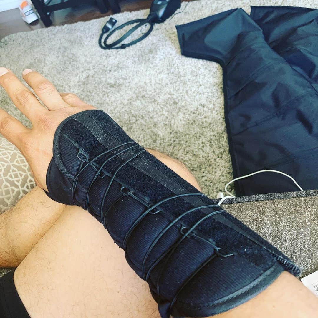 のインスタグラム：「Contando los días para regresar!!! 😞 pero agradecido con dios y mi familia y amigos por siempre estar apoyando gracias @luzmariayepiz  love u  #ibeback」