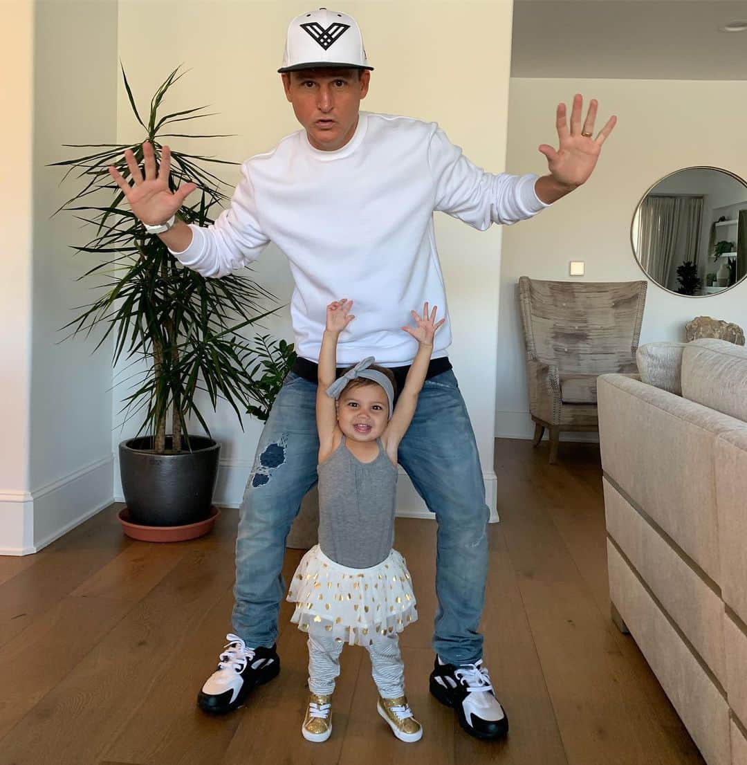 ロブ・ディアデックのインスタグラム：「She’s not even two yet, and is all smitten about a boy named “Bawwwby”... who is this Bobby??? No No No 🚨🚨🚫🚫🆘🆘」