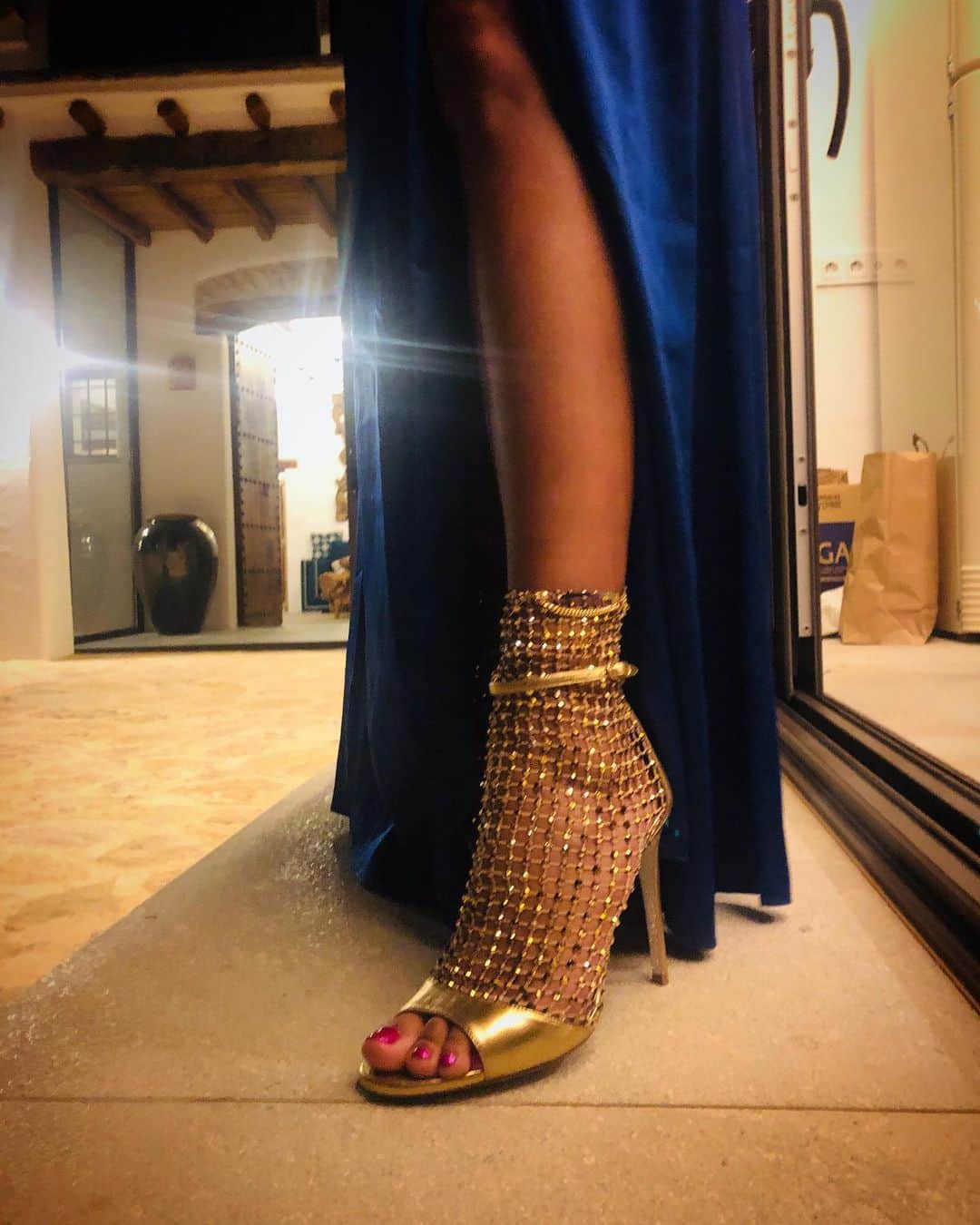 ケリスのインスタグラム：「Birthday suited n’ booted!」