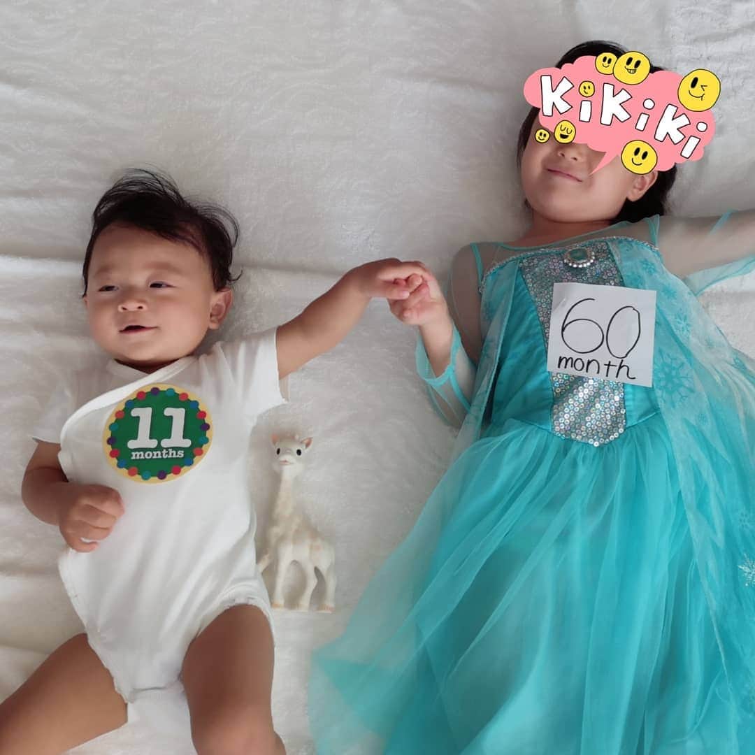蛯原英里さんのインスタグラム写真 - (蛯原英里Instagram)「・ 娘が夏休みに入り 毎日があっという間に過ぎ去っていく～💦 先日、かむちゃんが11ヶ月を迎えまし✨しか〜し！ かむちゃんの10ヶ月記念の写真撮影を忘れていたことに気づいたのは11ヶ月目になってから やってしまったー💦 ・ ３日遅れという事で 10ヶ月と11ヶ月の記念撮影を 一緒に撮っちゃいました（笑） ・ 来月で誕生日を迎えるかむちゃん 本当にあっという間です 体重は、11カ月で8.9キロ👶 １歳では、身長も体重もどれくらいになるのかな～😊 最後にお姉ちゃんも一緒に 撮影タイム📷 娘は60ヶ月（5歳） 2人とも元気に大きくなあれ💕  #10months #11months #boyslove #記念撮影 #元気に大きくなあれ #姉弟」8月22日 7時02分 - eriebihara