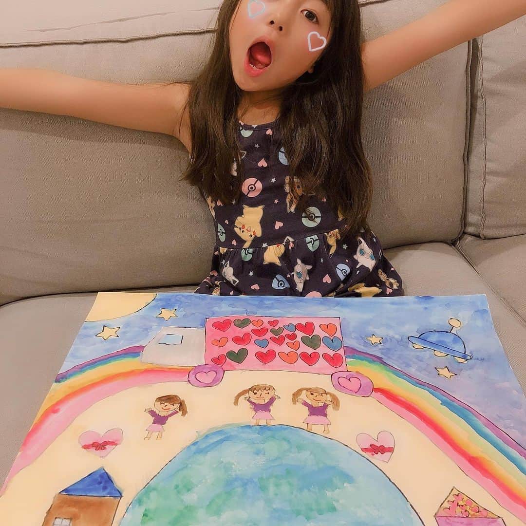 かなさんのインスタグラム写真 - (かなInstagram)「． これにて宿題終わり〜🥰💮 ． 本当にみなさん優しいメッセージありがとうございます🥺💕 朝起きたら更に50件以上のたくさんのDMが😭🙏🏻 嬉しい〜 全部読んでます💓💓#感謝#ありがとう ． 残りの夏休みも楽しみがいっぱい🌈✨ ． ． #夏休み#夏休みの宿題#娘#一年生#頑張った#お疲れ様でした#💮」8月22日 7時22分 - kana_s0130