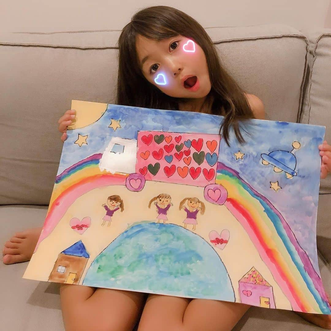 かなのインスタグラム：「． これにて宿題終わり〜🥰💮 ． 本当にみなさん優しいメッセージありがとうございます🥺💕 朝起きたら更に50件以上のたくさんのDMが😭🙏🏻 嬉しい〜 全部読んでます💓💓#感謝#ありがとう ． 残りの夏休みも楽しみがいっぱい🌈✨ ． ． #夏休み#夏休みの宿題#娘#一年生#頑張った#お疲れ様でした#💮」