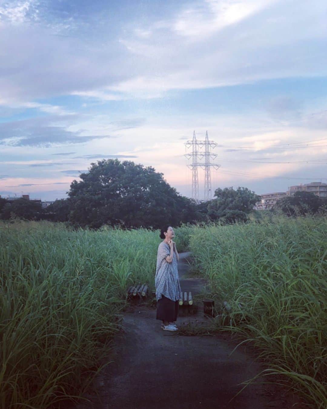 睦さんのインスタグラム写真 - (睦Instagram)「猛暑続きで、 必須用事がなければ 部屋に引きこりがちな 毎日です😓  でも。  18時を過ぎれば、 外に出ても 日差しは少ないし、 涼しく感じるので 散歩する事に。  凍らせた飲み物を持って。  じわじわと、 汗をかきながらも 抜ける景色で ぐんぐん歩けました。  こんなとこに、 ベンチなんて あったっけ？とか 遊歩道とかあったっけ？と 発見もありつつ。  運動不足を、 解消したつもり😅  だって暑すぎて、 ディズニーリゾートに インパできず😵  まだ夏休み中だから、 混んでるでしょうしね。  予定のない日は、 しばらくここで 夕暮れウォーキング ですかねぇ。  #散歩  #夕暮れ  #18時 以降 #shavedice  #歩く  #早歩き  #休憩  #木陰  #この木なんの木  #ざわわ  #ザワワ  #ベンチ  #bench  #誰かの好意  #道  #green  #japanese #緑  #夏  #summer  #遊歩道  #ウオーキング  #walking  #早歩き  #作詞家  #lyricst  #モデル  #model  #井上睦都実 #睦」8月22日 7時20分 - mutsumi1220