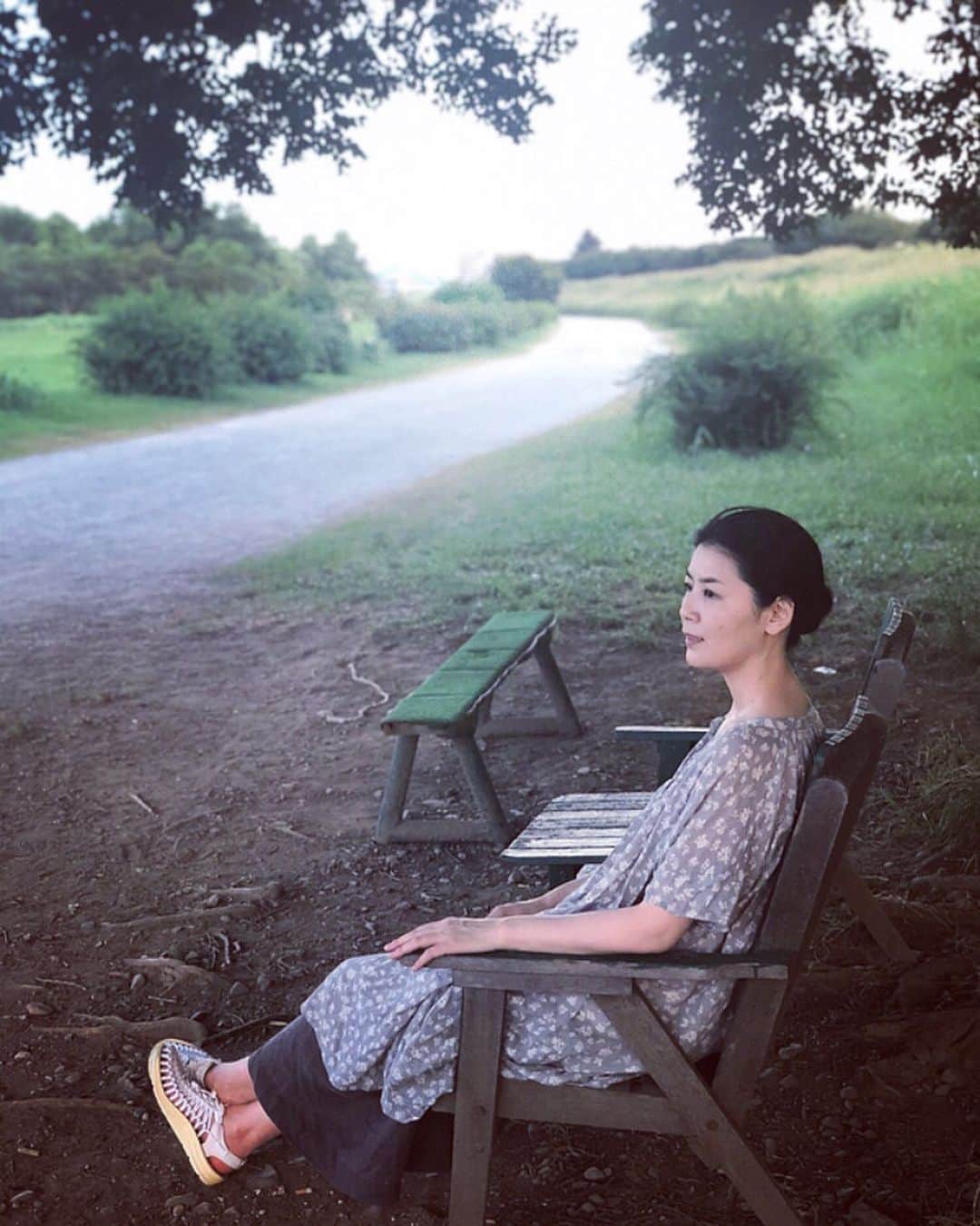 睦さんのインスタグラム写真 - (睦Instagram)「猛暑続きで、 必須用事がなければ 部屋に引きこりがちな 毎日です😓  でも。  18時を過ぎれば、 外に出ても 日差しは少ないし、 涼しく感じるので 散歩する事に。  凍らせた飲み物を持って。  じわじわと、 汗をかきながらも 抜ける景色で ぐんぐん歩けました。  こんなとこに、 ベンチなんて あったっけ？とか 遊歩道とかあったっけ？と 発見もありつつ。  運動不足を、 解消したつもり😅  だって暑すぎて、 ディズニーリゾートに インパできず😵  まだ夏休み中だから、 混んでるでしょうしね。  予定のない日は、 しばらくここで 夕暮れウォーキング ですかねぇ。  #散歩  #夕暮れ  #18時 以降 #shavedice  #歩く  #早歩き  #休憩  #木陰  #この木なんの木  #ざわわ  #ザワワ  #ベンチ  #bench  #誰かの好意  #道  #green  #japanese #緑  #夏  #summer  #遊歩道  #ウオーキング  #walking  #早歩き  #作詞家  #lyricst  #モデル  #model  #井上睦都実 #睦」8月22日 7時20分 - mutsumi1220