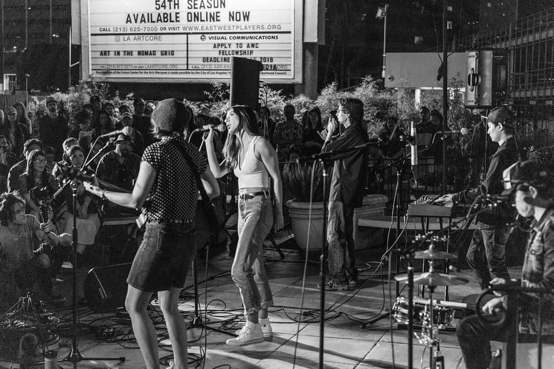 MiChiのインスタグラム：「It was so lovely playing with @katmcdowell at @tnproject last night❤️ What a wonderful community. Thank you for having us 🙏✨ • 昨日Katと初めて一緒に歌った〜！LAでも初めて🌴 日本に帰る前にさくっとね☺️ 📷:// @kevluumusic」
